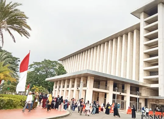 Warga membanjiri halaman masjid Istiqlal untuk dapat masuk ke pameran persaudaraan Arab Saudi-Indonesia, Sabtu, 3 Mei 2025. (Sumber: Poskota/Nurpini Aulia Rapika)