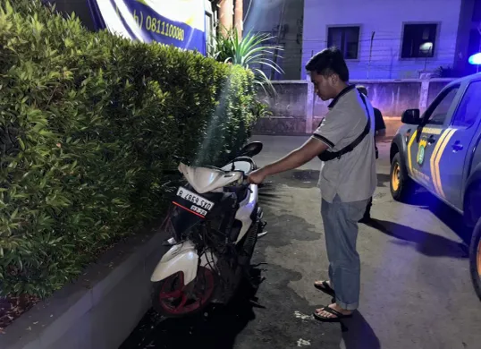 Barang bukti sepeda motor milik pelaku tawuran di Ciputat Timur rusak karena tabrak tiang listrik dan saat kabur dari kejaran polisi. (Sumber: Polsek Ciputat Timur)