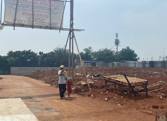 Sebanyak 13 rumah dan bangunan di gang Kebon Sayur, Kapuk, Cengkareng, Jakarta Barat rata tertimbun tanah, Sabtu, 3 Mei 2025. (Sumber: Poskota/Primayanti Juli Kumala Manalu)