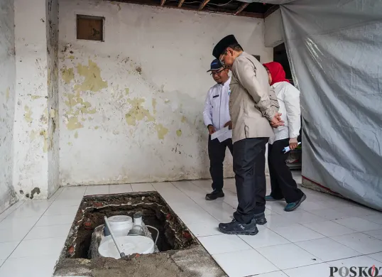 Gubernur Jakarta, Pramono Anung saat meninjau SPALD di permukiman padat penduduk di kawasan Cideng, Jakarta, Jumat, 2 Mei 2025. (Sumber: Poskota/Bilal Nugraha Ginanjar)