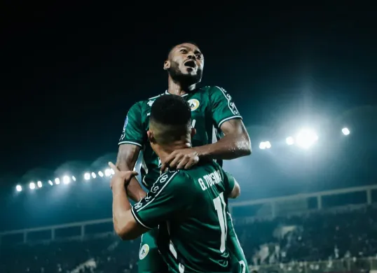 Pemain PSS Sleman merayakan gol Gustavo Tocantins ke gawang PSM Makassar dalam laga pekan 31 Liga 1 2024-25. (Sumber: Instagram @pssleman)