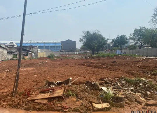 Rumah dan Bangunan terlihat rata ditimbun tanah merah di gang Kebon Sayur, Kapuk, Kecamatan Cengkareng, Jakarta Barat pada Sabtu, 3 Mei 2025. (Sumber: Poskota/Primayanti Juli Kumala Manalu)