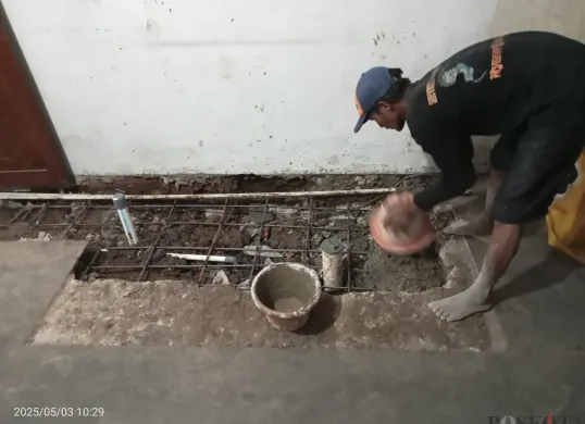 Pemasangan Septic Tank di dalam rumah Syatif dan Eti, warga Kali Cideng, Gambir, Jakarta Pusat. (Sumber: Poskota/Nurpini Aulia Rapika)