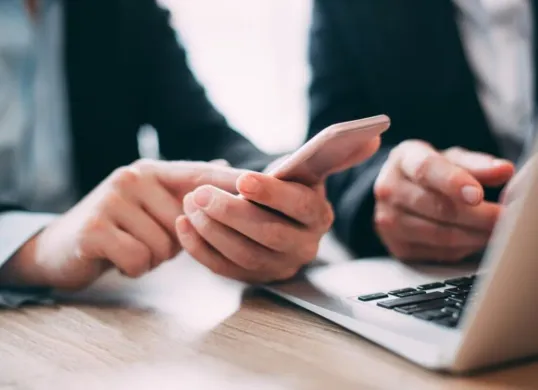 Debt collector pinjol legal maksimal datang 3 kali ke rumah. Simak SOP penagihan OJK, tips negosiasi, dan cara laporkan DC yang kasar. (Sumber: Freepik)
