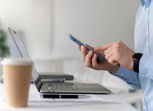 Begini cara cek legalitas aplikasi pinjol. (Sumber: Freepik)