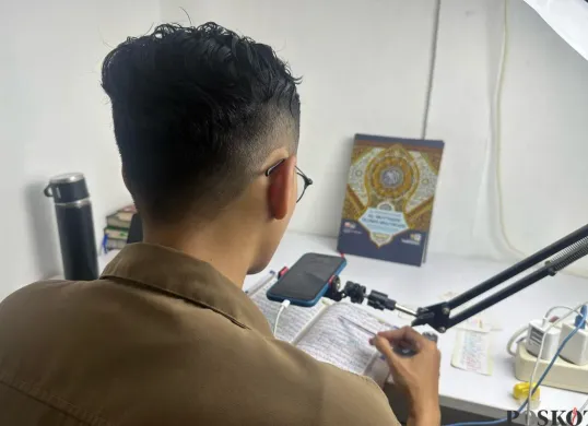 Serang ustaz mengajar Al-Quran secara online. (Sumber: Poskota/Gatot Poedji Utomo)