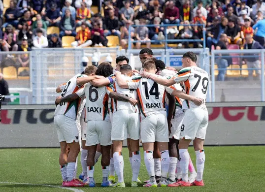 Venezia gagal meraih kemenangan setelah imbang 1-1 lawan Torino akibat gol penalti lawan yang disebabkan handball kapten Timnas Indonesia, Jay Idzes. (Sumber: Instagram @veneziafc)