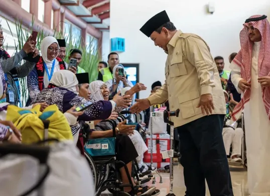 Presiden Prabowo Subianto bercengkrama dengan calon jemaah haji disela-sela peresmian Terminal Khusus Haji dan Umrah di Bandara Internasional Soekarno-Hatta pada Minggu, 4 Mei 2025. (Sumber: Capture Instagram Prabowo Subianto)