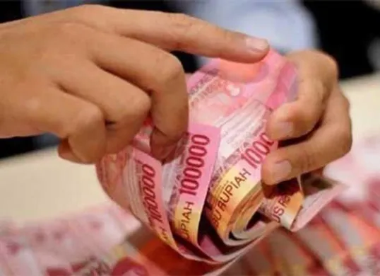 Penggunaan aplikasi pinjaman online resmi berbunga rendah yang diawasi OJK solusi keuangan cepat dan aman bagi masyarakat. (Sumber: Pinterest)