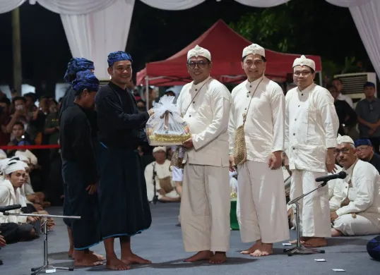 Gubernur Banten Andra Soni menerima laksa Laksa dari Jaro Tanggungan 12 Saidi Putra sebagai ungkapan ketaatan pada pemerintahan dan rasa syukur atas hasil panen yang melimpah. (Sumber: Pemprov Banten)