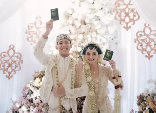 Resmi Menikah dengan Iptu Mochammad Andhika, Valerie Tifanka Pukau Publik Lewat Pernikahan Adat Jawa. (Sumber: Instagram/@valtifanka)
