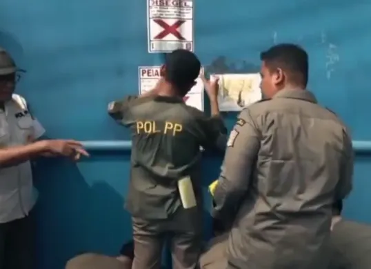CV Sentosa Seal terancam denda Rp50 juta dan sanksi pidana usai langgar Perda Jatim. Satpol PP segel ulang gudang (Sumber: X/@Hanz1843454)