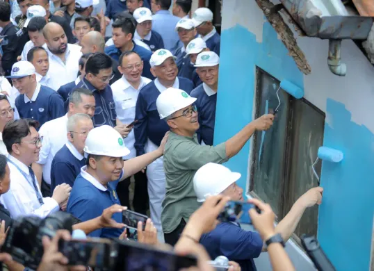 Wali Kota Bandung, Muhammad Farhan saat ikut memperbaiki rumah tidak layak huni. (Sumber: Dok. Diskominfo Kota Bandung)