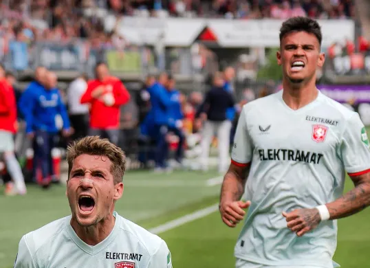 Bek Timnas Indonesia, Mees Hilgers merayakan gol Michal Sadilek di laga Sparta Rotterdam vs FC Twente. (Sumber: Instagram @fctwente)