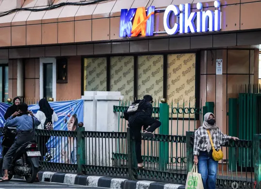 Lompati Pagar Pembatas, Ancam Keselamatan
