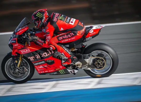 Nicolo Bulega meraih hasil sempurna di WorldSBK Italia 2025 setelah memenangkan race 2. (Sumber: Instagram @aruba.it_racing)