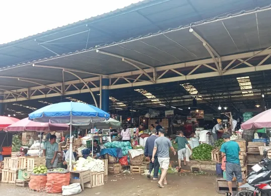 Sejumlah pedagang di Los C, Pasar Induk Kramat Jati, Jakarta Timur, buka suara soal isu sepinya pasar. Mereka menegaskan bahwa bukan keberadaan Pedagang Kaki Lima (PKL) atau pungutan liar (pungli). (Sumber: Poskota/Nurpini Aulia Rapika)