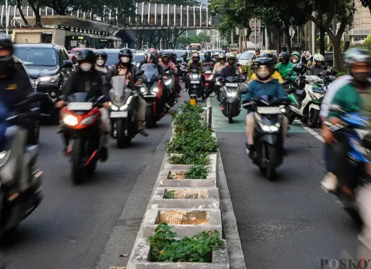 Sejumlah pengendara sepeda motor melintas di jalur pengguna sepeda di kawasan Jalan Jenderal Sudirman, Jakarta, Rabu, 30 April 2025. (Sumber: Poskota/Bilal Nugraha Ginanjar)