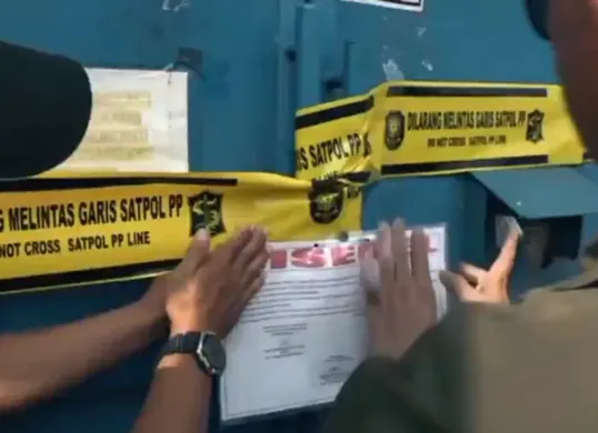 Pemkot Surabaya segel CV Sentosa Seal karena tak punya izin, tapi tetap nekat beroperasi. (Sumber: X/@Hanz1843454)