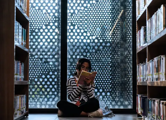 Pengunjung memilih berbagai koleksi buku untuk dibaca di Perpustakaan Jakarta, Taman Ismail Marzuki (TIM), Jakarta, Minggu, 4 Mei 2025. (Sumber: Poskota/Bilal Nugraha Ginanjar)
