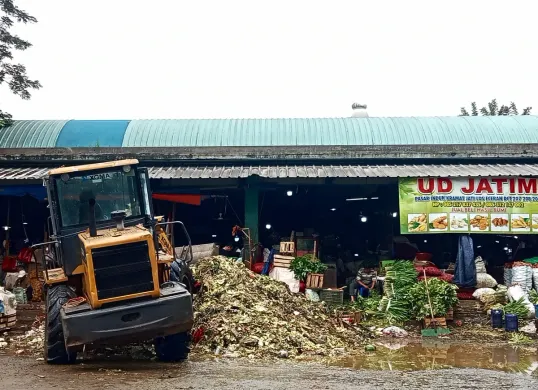 Sejumlah titik di pasar induk Kramat jati dipenuhi dengan tumpukan sampah yang menjulang tinggi. Selain menimbulkan bau tak sedap, genangan air memperparah kondisi pasar tersebut. (Sumber: Poskota/Nurpini Aulia Rapika)