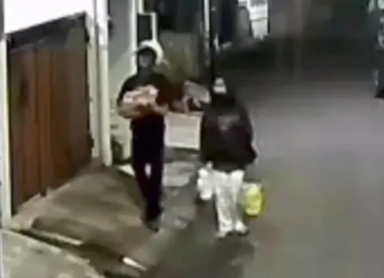 Sepasang kekasih tinggalkan bayi di kontrakan Jatinegara. Bayi ditemukan warga, dibawa ke puskesmas lalu ke panti. (Sumber: Capture @warungjurnalis)