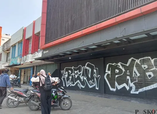 Suasan di depan kantor aplikasi World App di kawasan Bekasi Timur, Kota Bekasi, Senin, 5 Mei 2025. (Sumber: Poskota/Nurpini Aulia Rapika)