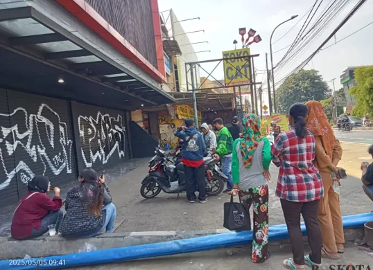 Sejumlah warga sudah berkumpul di kantor aplikasi world App Jl. Juanda, Bekasi Timur sejak Senin, 5 Mei 2025, pagi hari. (Sumber: Poskota/Nurpini Aulia Rapika)