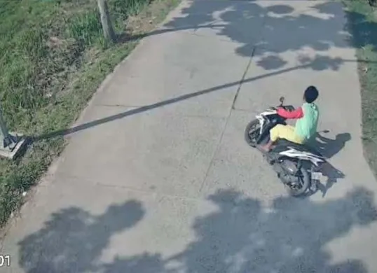 Tersangka MA terekam kamera cctv saat membawa kabur motor Honda Vario di Perum Ciujung Damai, Desa Kendayakan, Kecamatan Kragilan,  Kabupaten Serang. (Sumber: Dok. Satreskrim Polres Serang)