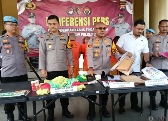 Personel Polres Serang saat melaksanakan gelar perkara calo tenaga kerja, Senin, 5 Mei 2025. (Sumber: Poskota/Rahmat Haryono)