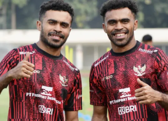 Yakob dan Yance Sayuri saat membela Malut United di Liga 1 2024. Kedua pemain asal Kepulauan Yapen ini dikabarkan ingin hengkang demi ambisi meraih trofi juara. (Sumber: Dok/Malut United)