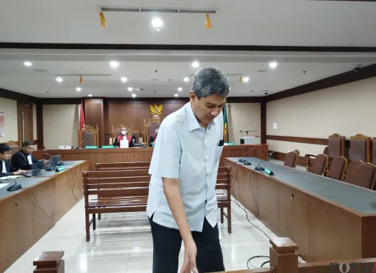 Terdakwa mantan Direktur Operasional PT Timah Alwin Albar usai menjalani sidang putusan di Pengadilan Tipikor Jakarta Pusat, Senin, 5 Mei 2025. (Sumber: Poskota/Ramot Sormin)