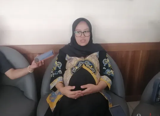 Anggota DPRD Kota Cimahi Komisi 1, Fitriyani Angelina Silaban, memberikan pernyataan, di Gedung DPRD Cimahi, Senin, 5 Mei 2025. (Sumber: Poskota/Gatot Poedji Utomo)