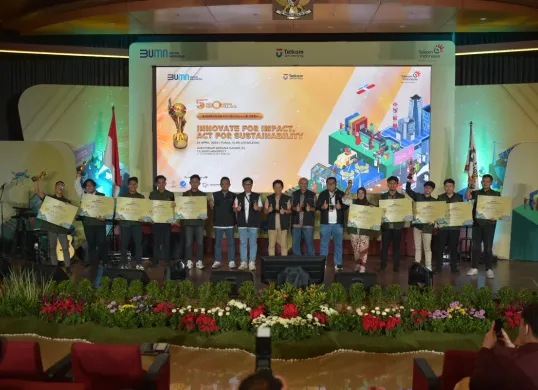 Penyerahan apresiasi kepada pemenang kompetisi Innovillage tahun 2024 oleh Senior General Manager, Hery Susanto (tengah), beberapa waktu yang lalu.