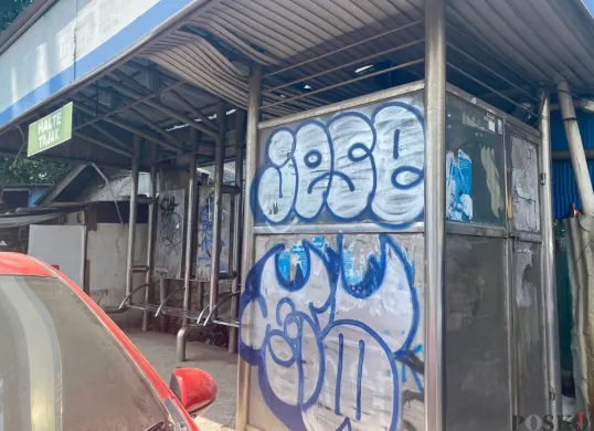 Kondisi Halte di Kota Tangerang tampak dibiarkan rusak, Senin,5 Mei 2025. (Sumber: Poskota/Primayanti Juli Kumala)