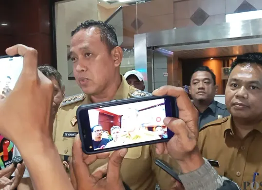 Wali Kota Bekasi, Tri Adhianto Tjahyono merespons laporan mengenai polemik aplikasi World App di Jalan Ir Juanda Bekasi Timur, Senin, 5 Mei 2025. (Sumber: Poskota/Nurpini Aulia)