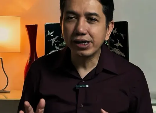 Kun Wardana turut menanggapi rencana pelajaran AI masuk ke dalam kurikulum sekolah dan mempertanyakan yang mengajari materi soal AI tersebut. (Sumber: Instagram/@kun.wardana)