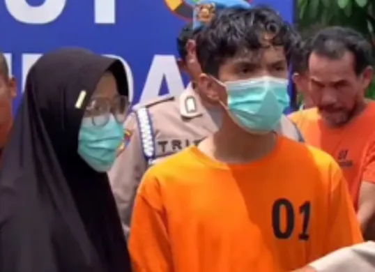 Petugas dan kekasihnya ditangkap usai mencuri uang di SPBU senilai Rp48 juta. (Sumber: Tangkap Layar Instagram/@medsoszone)