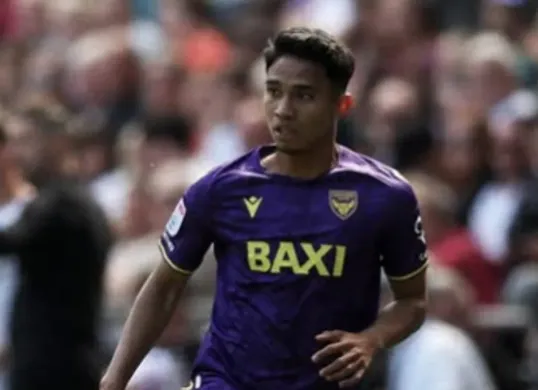 Pemain Timnas Indonesia, Marselino Ferdinan, mencatatkan sejarah dengan melakukan debutnya di ajang Championship bersama Oxford United pada Sabtu, 3 Mei 2025. (Sumber: Instagram/@oufcofficial)
