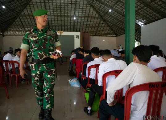 Ratusan siswa menerima materi di Rindam III/Siliwangi, Dodik Bela Negara, Kecamatan Lembang, Kabupaten Bandung, Senin, 5 Mei 2025. (Sumber: Poskota/Gatot Poedji Utomo)