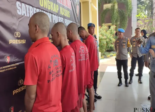 Berkepala plontos, oknum anggota ormas ini dibariskan polisi bersama para pelaku curanmor lainnya di Mapolres Pandeglang. (Sumber: Poskota/Samsul Fatoni)