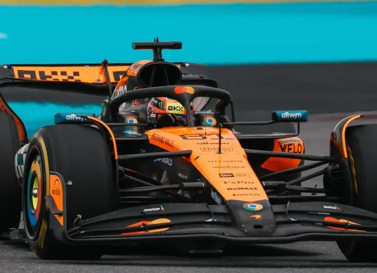 Pembalap McLaren, Oscar Piastri memimpin klasemen F1 2025. (Sumber: Instagram @mclaren)