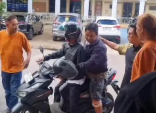 Pedagang pempek yang menikam preman hingga tewas akhirnya menyerahkan diri ke polisi. (Sumber: Tangkap Layar Instagram/@manangsoebeti_official)