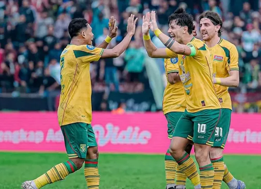 Persebaya Surabaya gagal menunda pesta juara Persib Bandung setelah ditahan imbang Persik Kediri 3-3. (Sumber: Instagram @officialpersebaya)