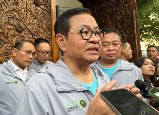 Gubernur Jakarta, Pramono Anung seusai menghadiri kegiatan di Jakarta Pusat, Senin, 5 Mei 2025. (Sumber: Poskota/Pandi Ramedhan)