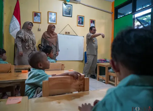 Gubernur Jakarta Pramono Anung meninjau tempat penitipan anak atau daycare gratis Taman Anak Sejahtera (TAS) Arutula di Kebon Bawang, Tanjung Priok, Jakarta Utara, Senin, 5 Mei 2025. (Sumber: Poskota/Bilal Nugraha Ginanjar)