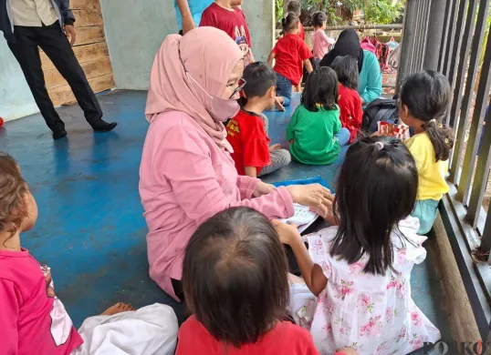 Guru sekolah saat mengajari anak-anak Rumah Luminare Rempoa di Kecamatan Pesanggrahan, Jakarta Selatan, Senin, 5 Mei 2025. (Sumber: Poskota/Angga Pahlevi)