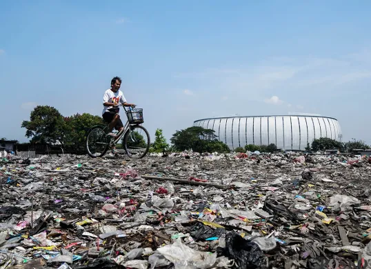 Tumpukan Sampah di Area Kolong Tol Papanggo