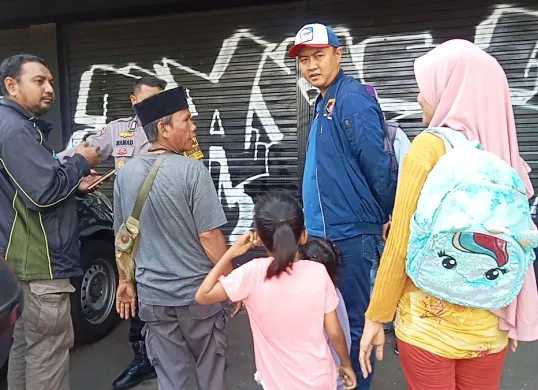 Sejumlah warga mendatangi kantor aplikasi world App di Bekasi Timur sejak pagi dini hari. Mereka ngotot mendaftar padahal komdigi telah melarang ikut kegiatan ini, Senin 5 Mei 2025. (Sumber: Poskota/Nurpini Aulia Rapika)