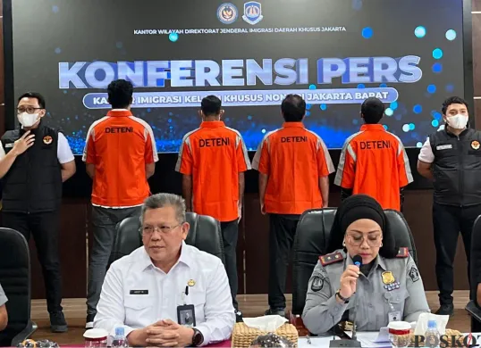 Konferensi pers penangkapan WNA asal Paskiran di Kantor Imigrasi Kelas 1 Khusus Non TPI Jakarta Barat, Senin, 5 Mei 2025. (Sumber: Poskota/Pandi Ramedhan)